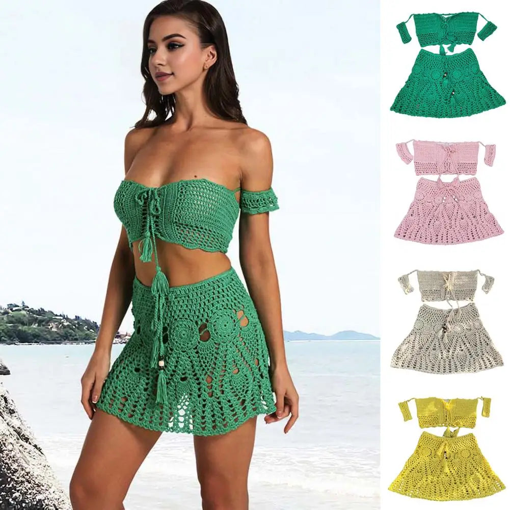  Bikini uncinetto 2025 off‑shoulder con gonnellino coordinato, design artigianale, texture crochet elegante.