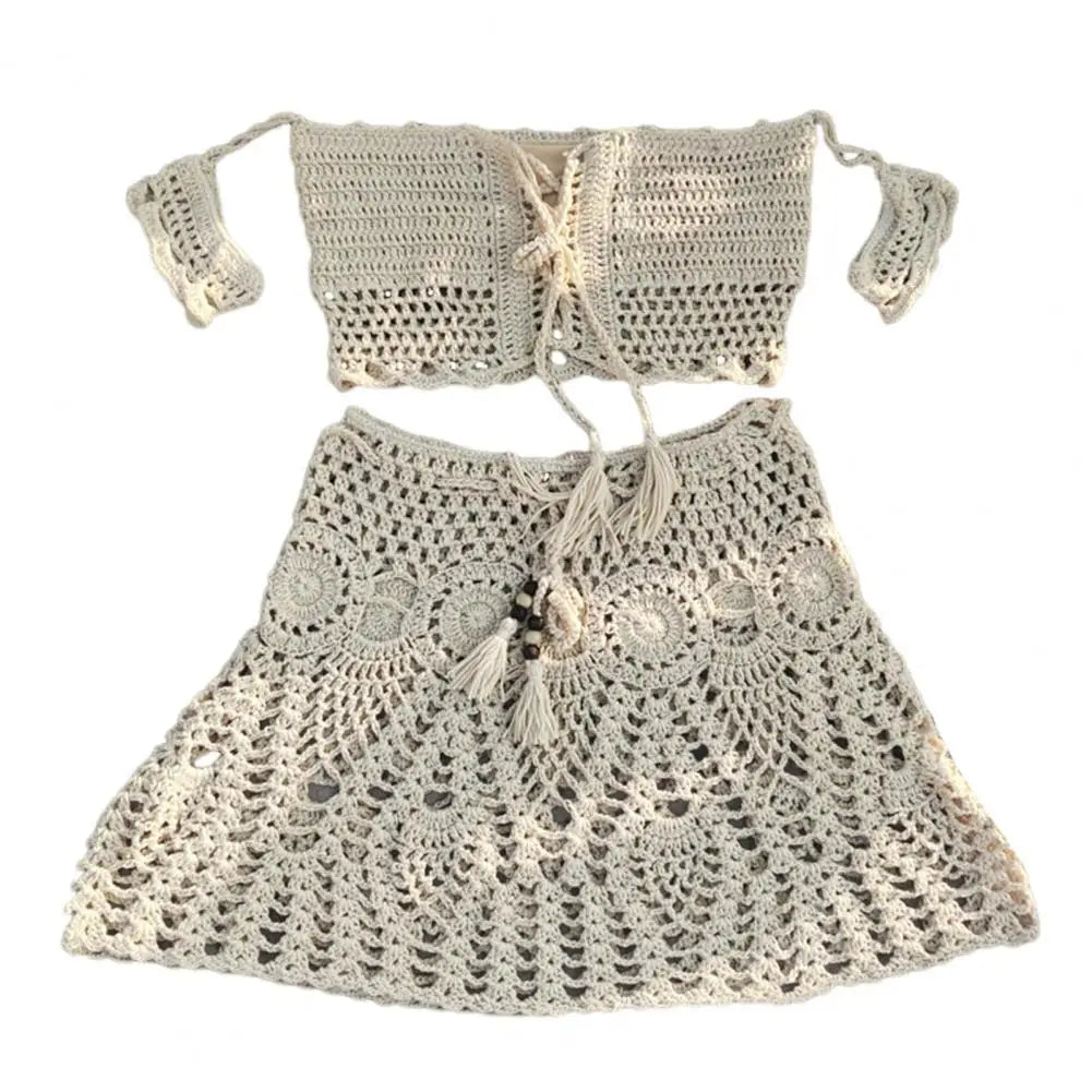  Bikini uncinetto 2025 off‑shoulder con gonnellino coordinato, design artigianale, texture crochet elegante.