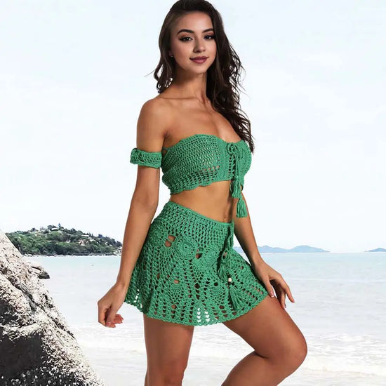  Bikini uncinetto 2025 off‑shoulder con gonnellino coordinato, design artigianale, texture crochet elegante.