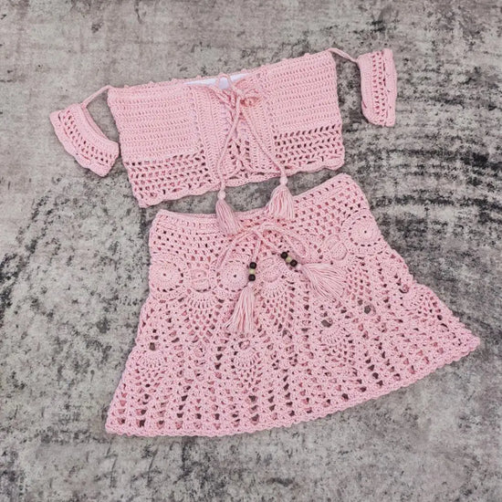  Bikini uncinetto 2025 off‑shoulder con gonnellino coordinato, design artigianale, texture crochet elegante.