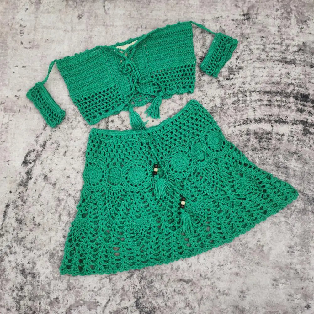  Bikini uncinetto 2025 off‑shoulder con gonnellino coordinato, design artigianale, texture crochet elegante.