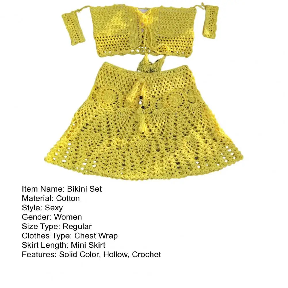  Bikini uncinetto 2025 off‑shoulder con gonnellino coordinato, design artigianale, texture crochet elegante.