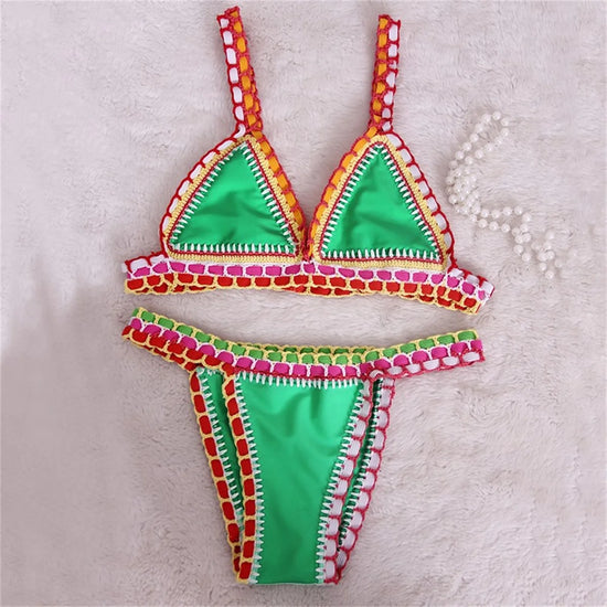 Bikini rosa micro brasiliano all’uncinetto con dettagli colorati top triangolo e bottom a vita bassa, per estiva 2025 artigianale.

