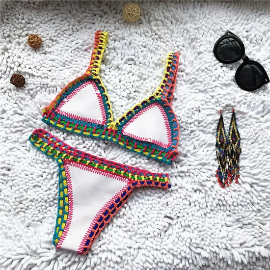 Bikini micro brasiliano all’uncinetto con dettagli colorati top triangolo e bottom a vita bassa, per estiva 2025 artigianale.

