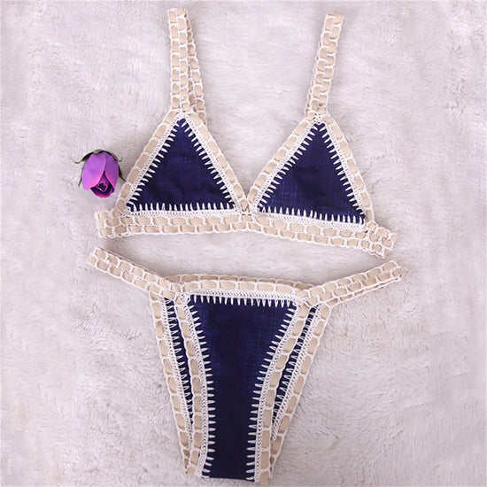 Bikini rosa micro brasiliano all’uncinetto con dettagli colorati top triangolo e bottom a vita bassa, per estiva 2025 artigianale.


