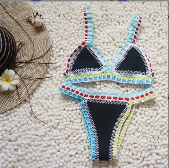 Bikini micro brasiliano all’uncinetto con dettagli colorati top triangolo e bottom a vita bassa, per estiva 2025 artigianale.

