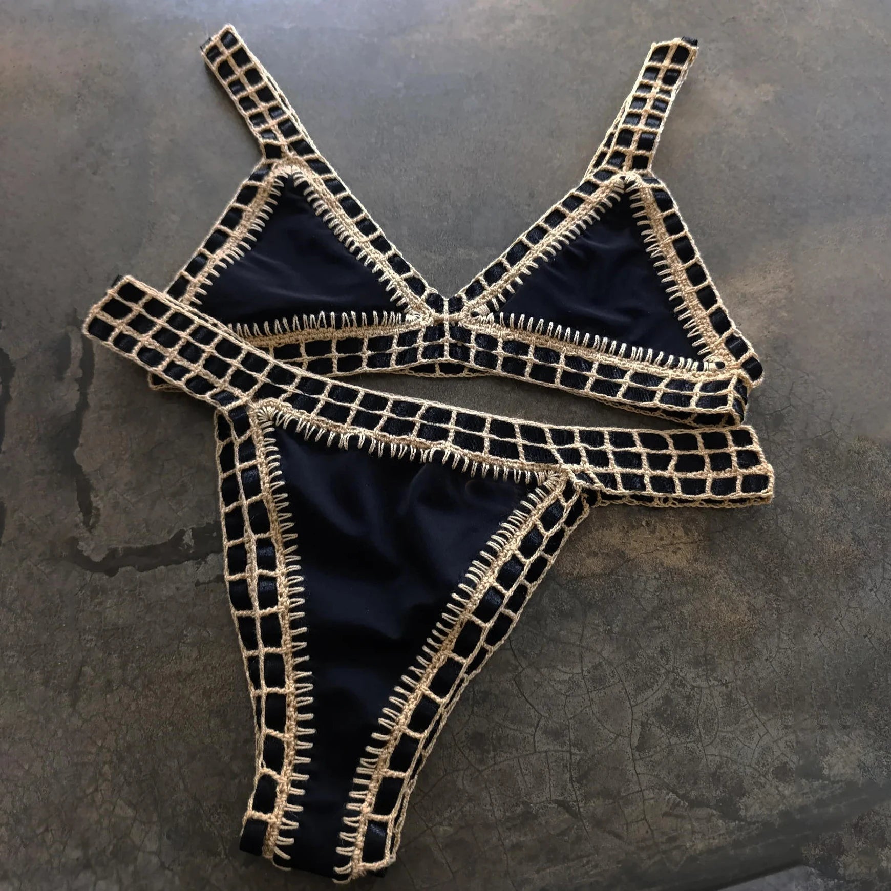 Bikini rosa micro brasiliano all’uncinetto con dettagli colorati top triangolo e bottom a vita bassa, per estiva 2025 artigianale.

