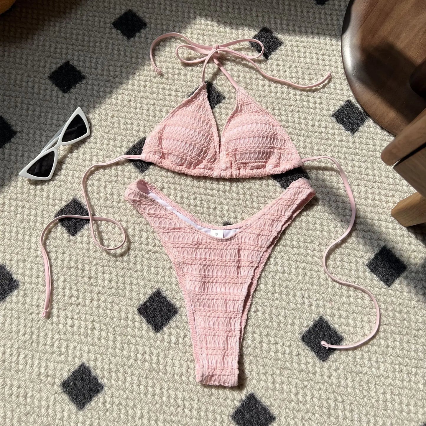 Bikini donna lavorato all'uncinetto in stile crochet, colore azzurro lago, con top a triangolo e slip a V, ideale per l'estate 2025. Design boho chic con laccetti regolabili.