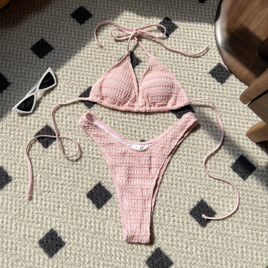 Bikini donna lavorato all'uncinetto in stile crochet, colore azzurro lago, con top a triangolo e slip a V, ideale per l'estate 2025. Design boho chic con laccetti regolabili.