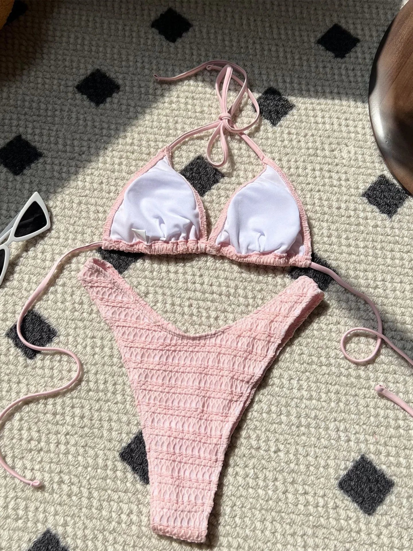 Bikini donna lavorato all'uncinetto in stile crochet, colore azzurro lago, con top a triangolo e slip a V, ideale per l'estate 2025. Design boho chic con laccetti regolabili.