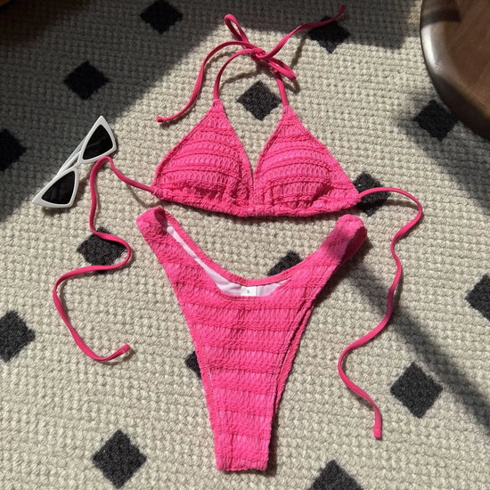 Bikini donna lavorato all'uncinetto in stile crochet, colore azzurro lago, con top a triangolo e slip a V, ideale per l'estate 2025. Design boho chic con laccetti regolabili.