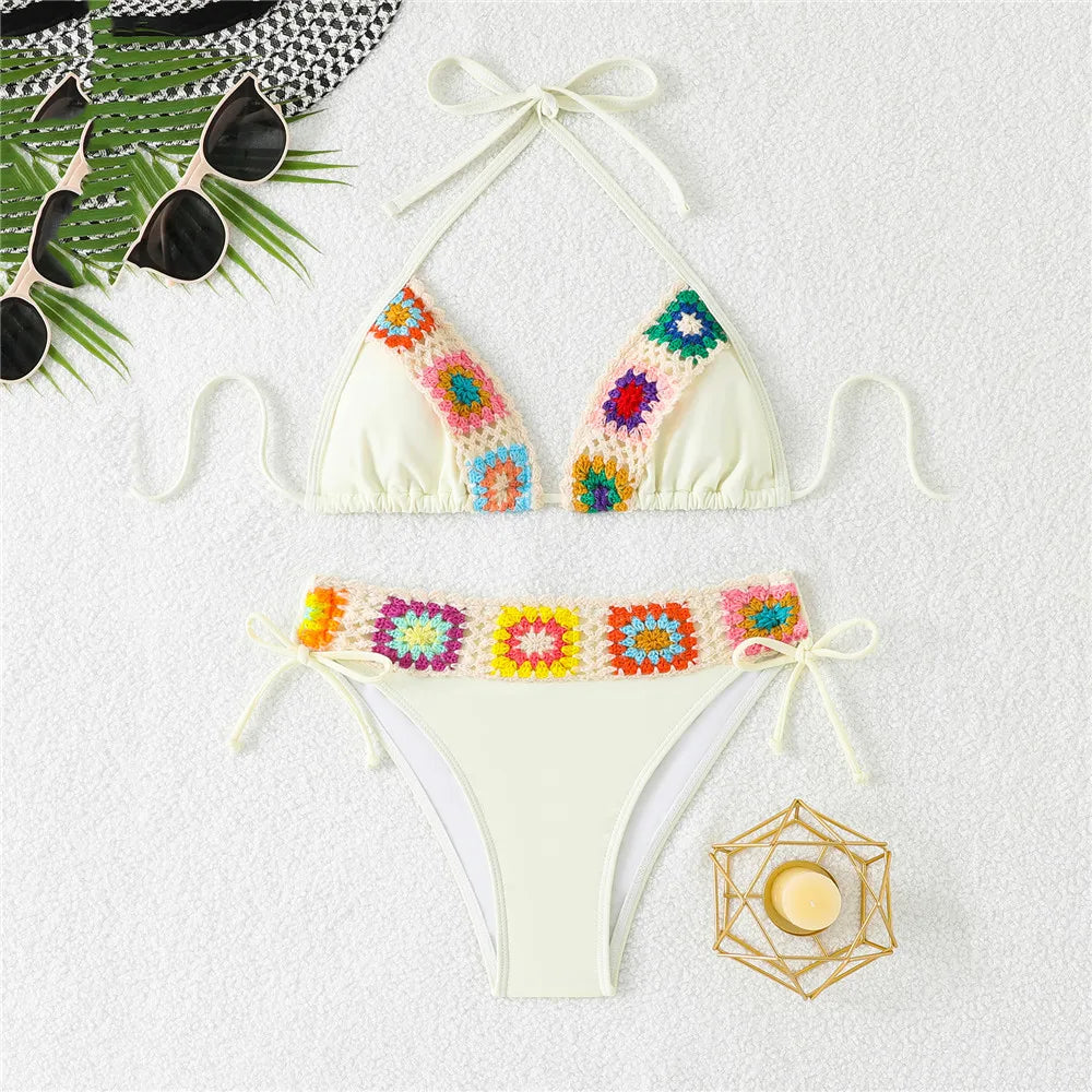 Bikini beige chiaro nero e fucsian crochet micro 2025, stile elegante e femminile con un tocco di colore all'uncinetto