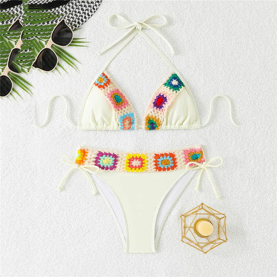 Bikini beige chiaro nero e fucsian crochet micro 2025, stile elegante e femminile con un tocco di colore all'uncinetto