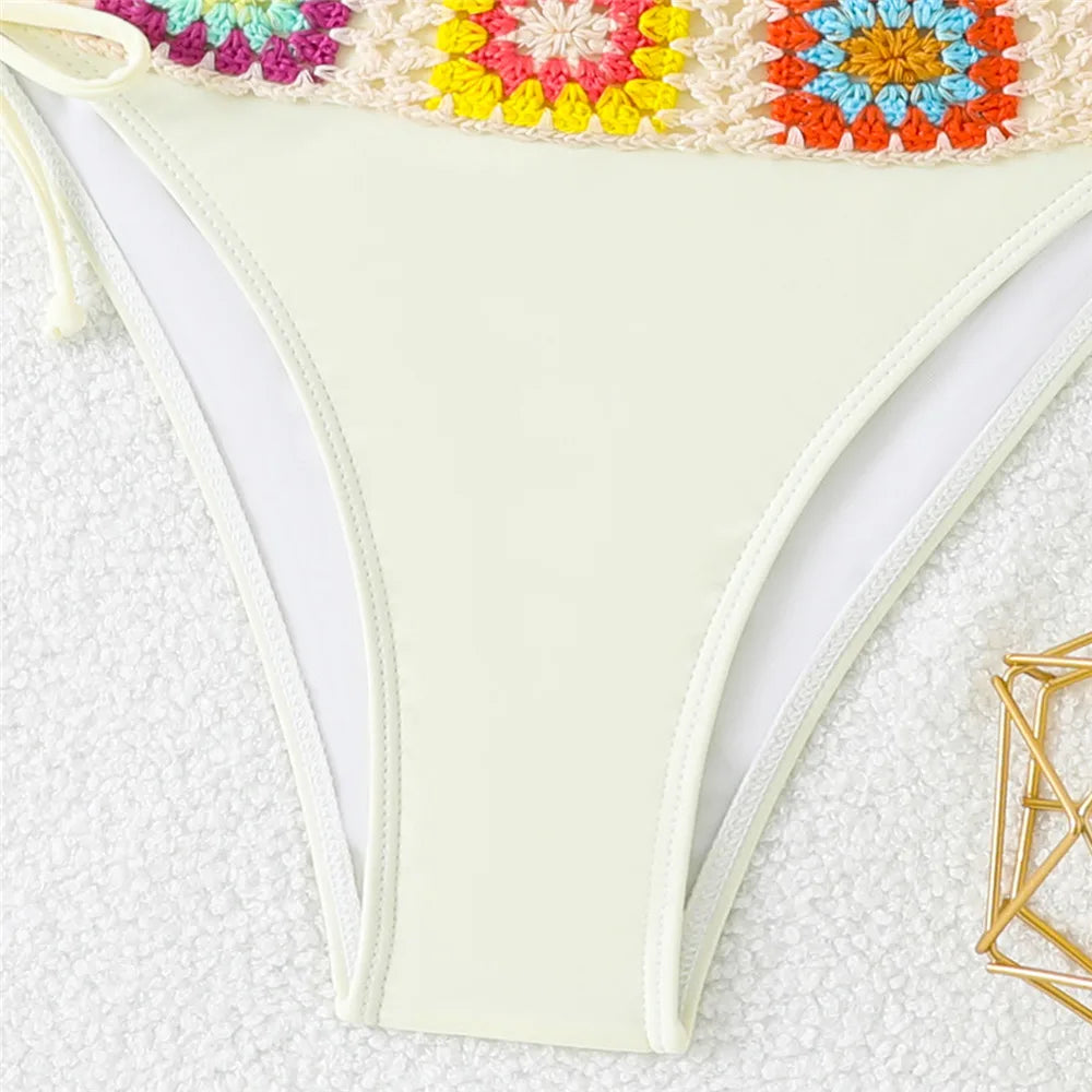 Bikini beige chiaro nero e fucsian crochet micro 2025, stile elegante e femminile con un tocco di colore all'uncinetto
