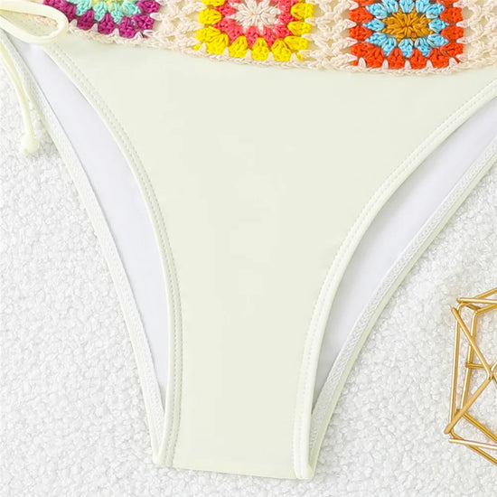 Bikini beige chiaro nero e fucsian crochet micro 2025, stile elegante e femminile con un tocco di colore all'uncinetto