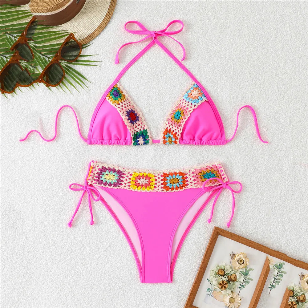 Bikini beige chiaro nero e fucsian crochet micro 2025, stile elegante e femminile con un tocco di colore all'uncinetto