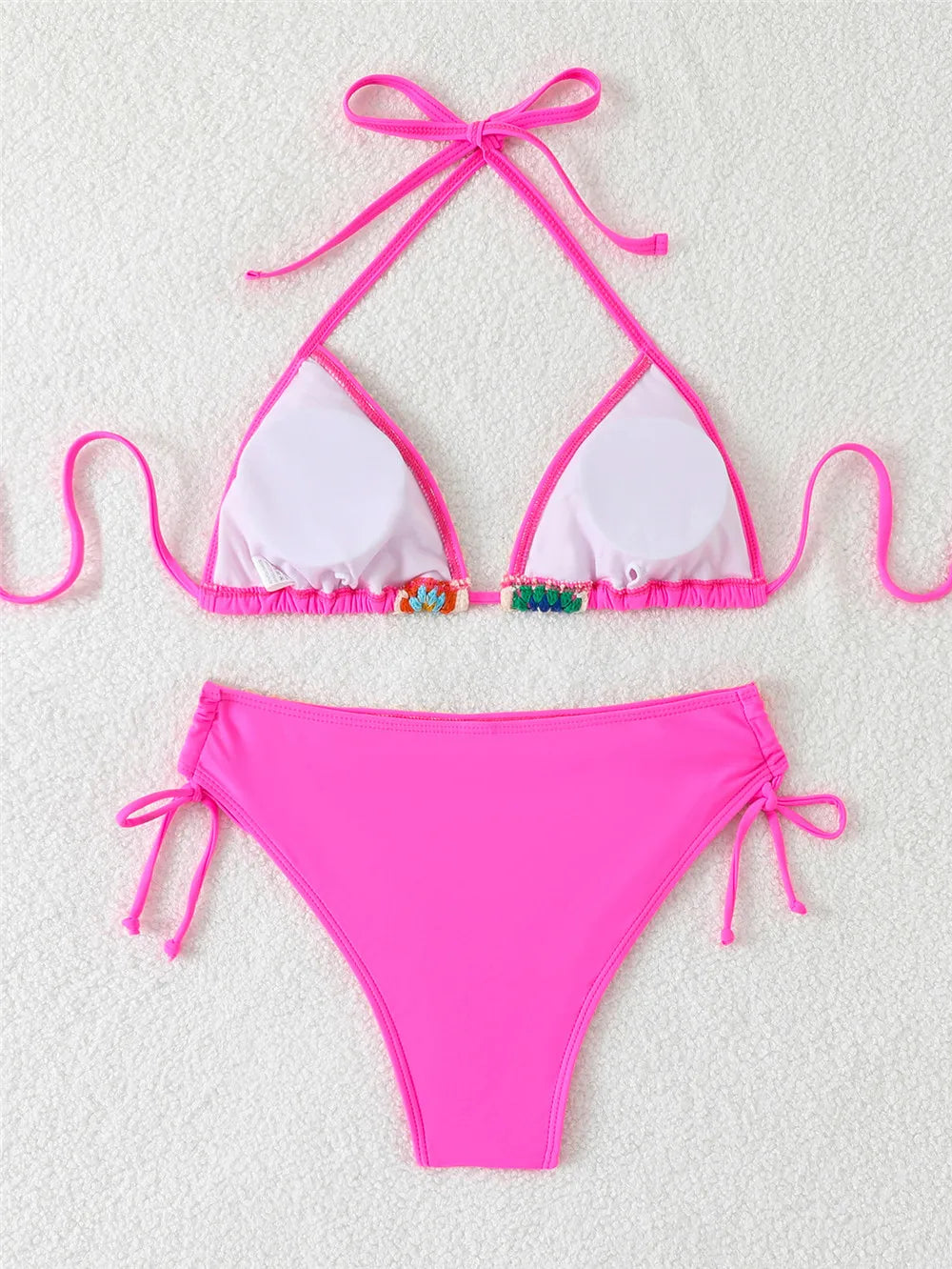 Bikini beige chiaro nero e fucsian crochet micro 2025, stile elegante e femminile con un tocco di colore all'uncinetto