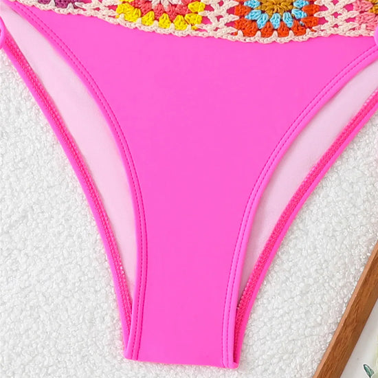 Bikini beige chiaro nero e fucsian crochet micro 2025, stile elegante e femminile con un tocco di colore all'uncinetto