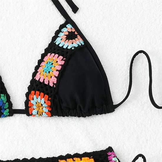 Bikini beige chiaro nero e fucsian crochet micro 2025, stile elegante e femminile con un tocco di colore all'uncinetto