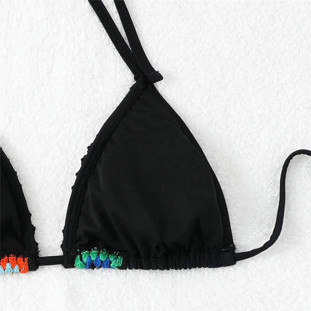 Bikini beige chiaro nero e fucsian crochet micro 2025, stile elegante e femminile con un tocco di colore all'uncinetto