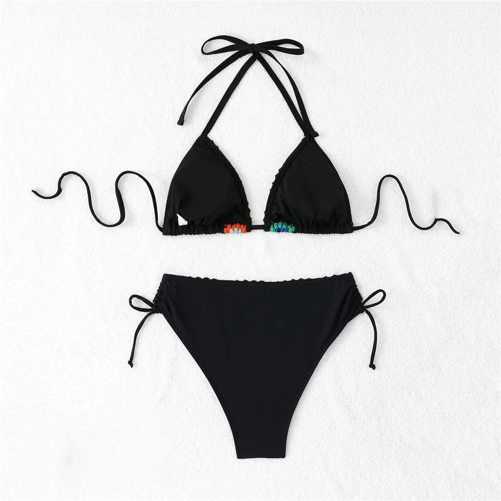 Bikini beige chiaro nero e fucsian crochet micro 2025, stile elegante e femminile con un tocco di colore all'uncinetto