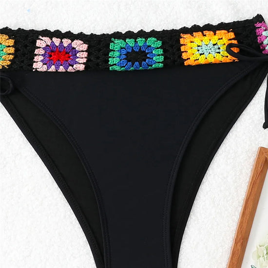 Bikini beige chiaro nero e fucsian crochet micro 2025, stile elegante e femminile con un tocco di colore all'uncinetto