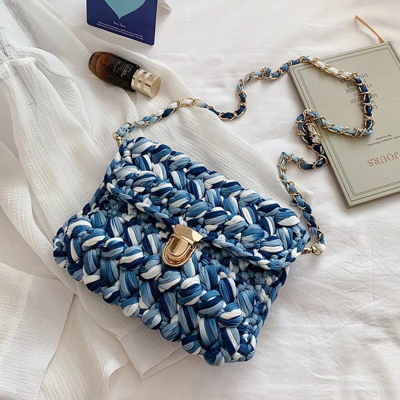 Borsa fatta a mano all'uncinetto in colore blu profondo con tracolla dorata