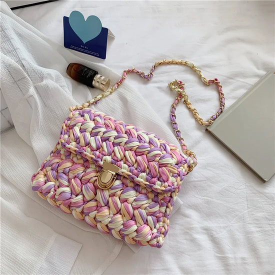 Borsa fatta a mano all'uncinetto in colore blu profondo con tracolla dorata
