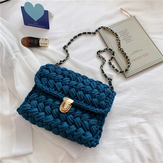 Borsa fatta a mano all'uncinetto in colore blu profondo con tracolla dorata