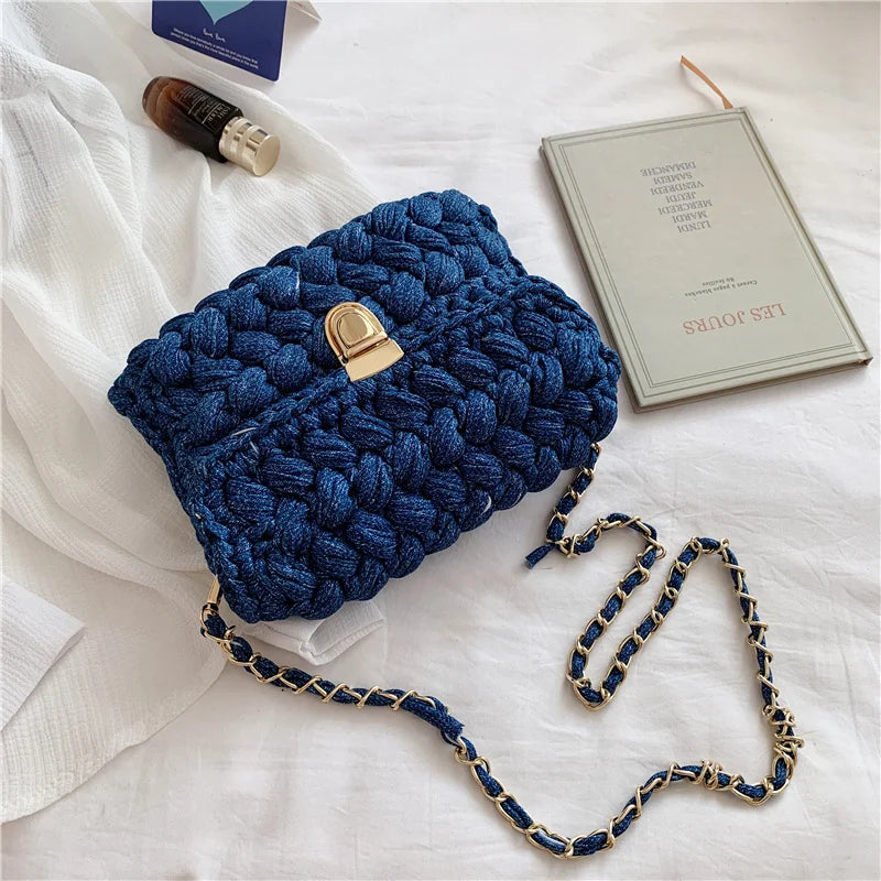 Borsa fatta a mano all'uncinetto in colore blu profondo con tracolla dorata