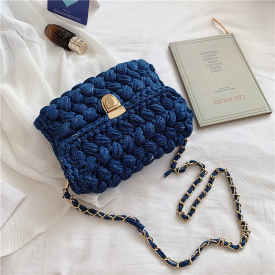 Borsa fatta a mano all'uncinetto in colore blu profondo con tracolla dorata