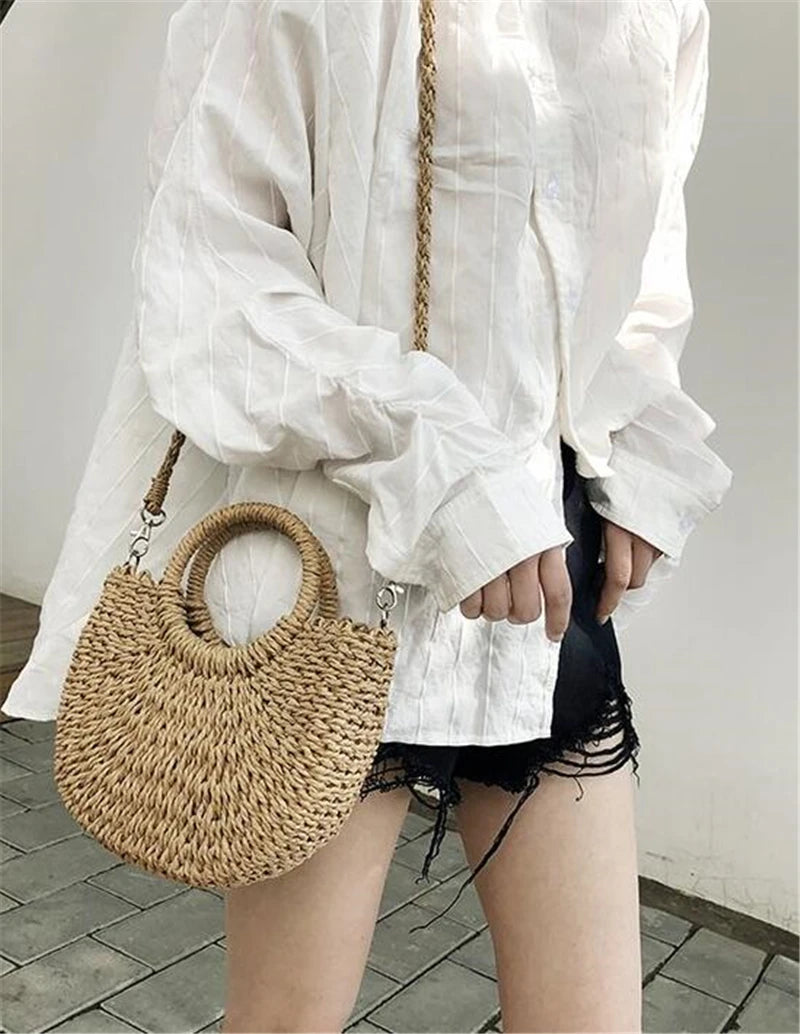 Borsa estiva in paglia intrecciata con manici rigidi e tracolla, perfetta per la spiaggia e il tempo libero