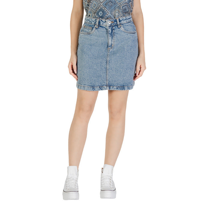 Gonna corta da donna Ichi in denim blu, vita media, con chiusura zip e bottone, 100% cotone.