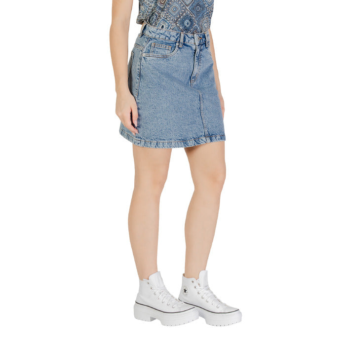 Gonna corta da donna Ichi in denim blu, vita media, con chiusura zip e bottone, 100% cotone.