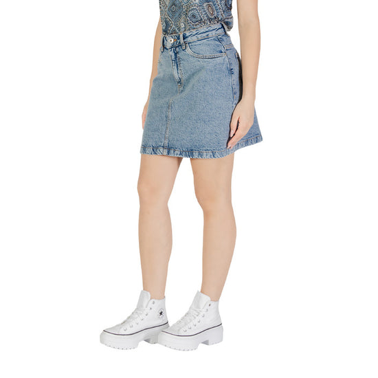 Gonna corta da donna Ichi in denim blu, vita media, con chiusura zip e bottone, 100% cotone.