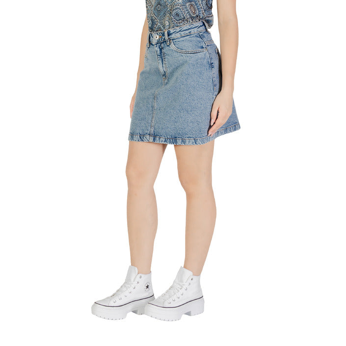 Gonna corta da donna Ichi in denim blu, vita media, con chiusura zip e bottone, 100% cotone.
