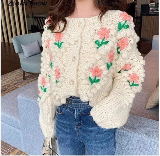 Cardigan lungo boho con frange e patchwork floreale – cardigan crochet con tasselli e texture shaggy dai colori vividi