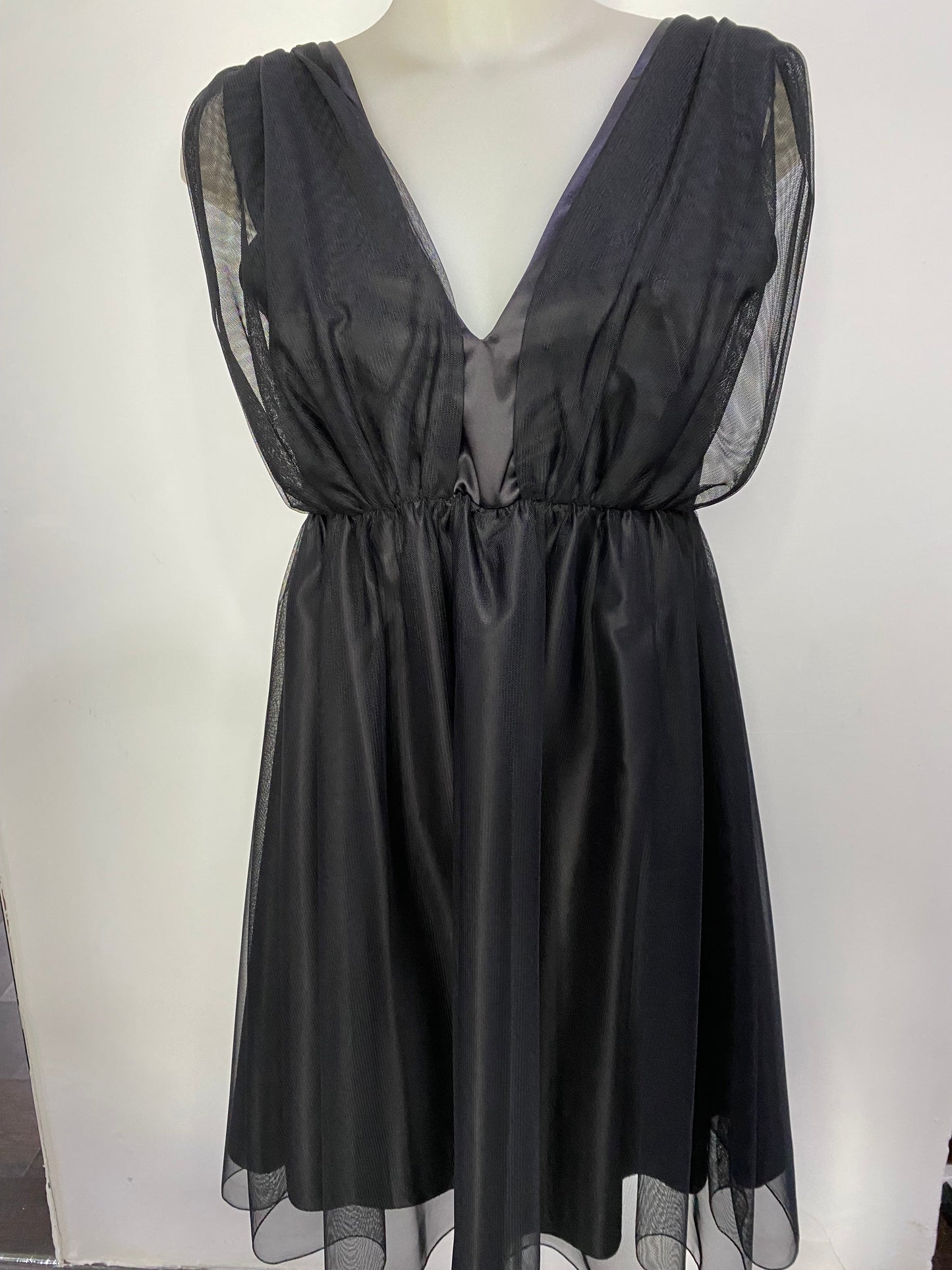 Abito tulle e raso No-nà: Eleganza e Stile Unici