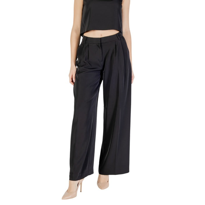 Pantaloni donna neri Only in tessuto elasticizzato, stile minimal e comodo per l’estate.
