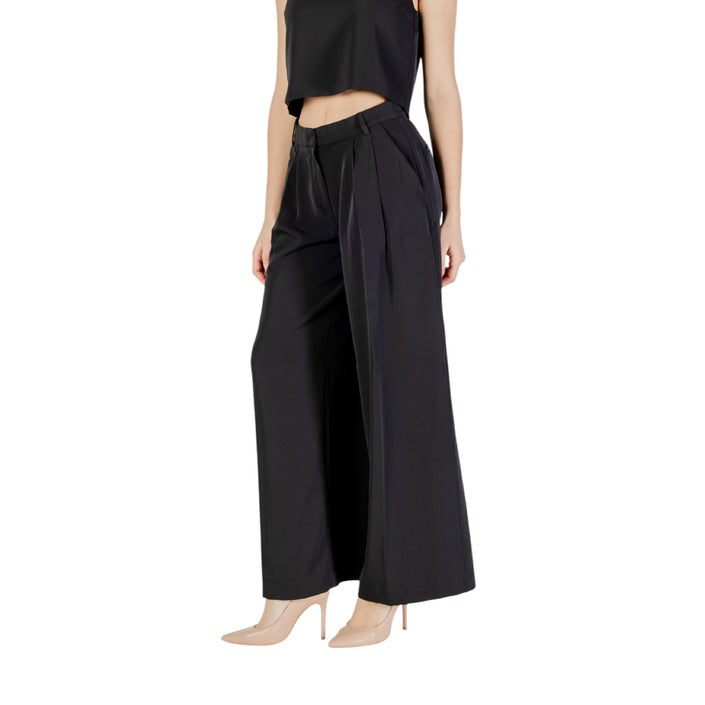 Pantaloni donna neri Only in tessuto elasticizzato, stile minimal e comodo per l’estate.
