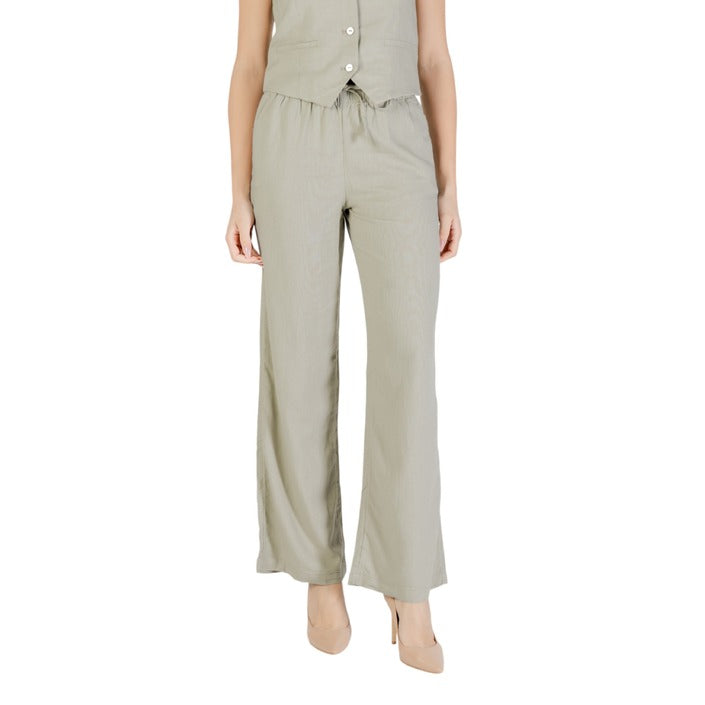 Pantaloni donna estivi verde in lino e viscosa con chiusura a lacci e vestibilità comoda.