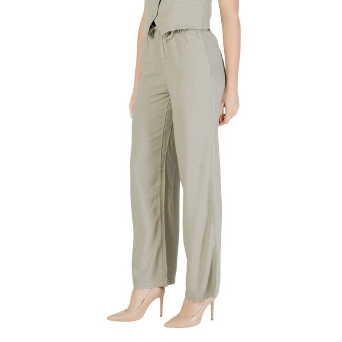 Pantaloni donna estivi verde in lino e viscosa con chiusura a lacci e vestibilità comoda.