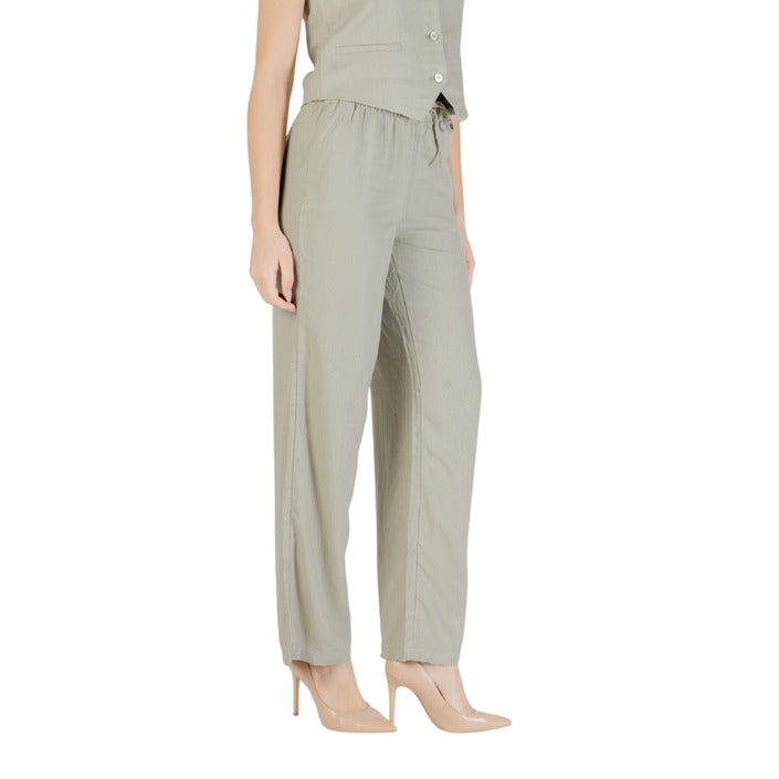 Pantaloni donna estivi verde in lino e viscosa con chiusura a lacci e vestibilità comoda.