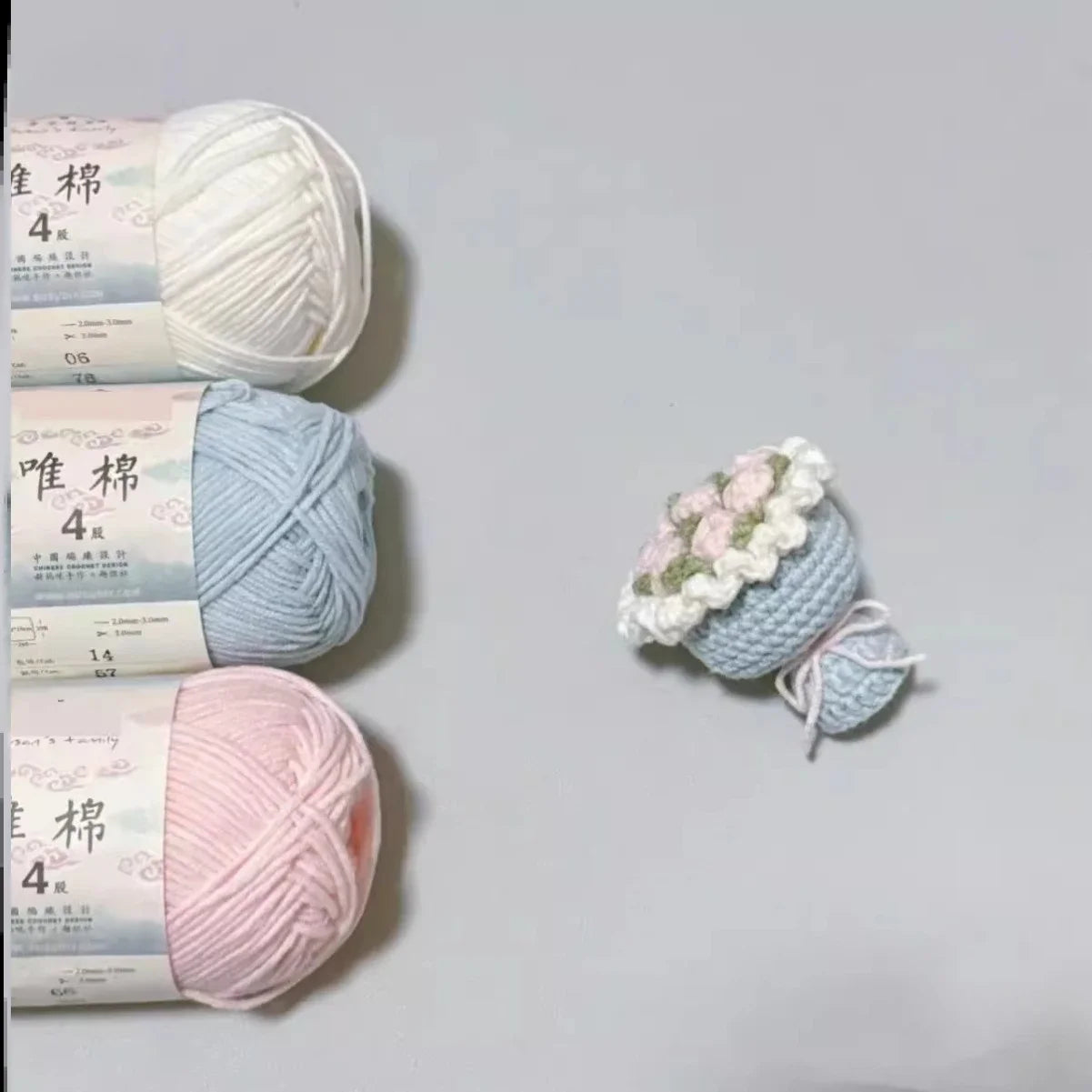 Portachiavi handmade a mini bouquet di fiori all’uncinetto – regalo dolce e artigianale