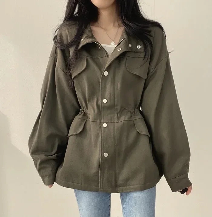 Giacca utility donna retro ‒ jacket con coulisse in vita, tasche, look chic autunno 2025