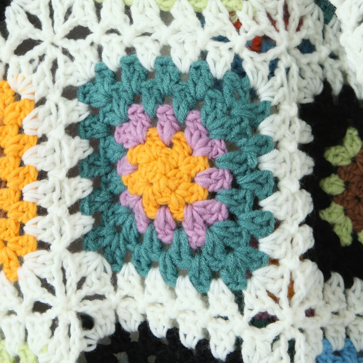 Cardigan lungo boho con frange e patchwork floreale – cardigan crochet con tasselli e texture shaggy dai colori vividi