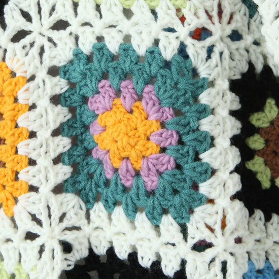 Cardigan lungo boho con frange e patchwork floreale – cardigan crochet con tasselli e texture shaggy dai colori vividi