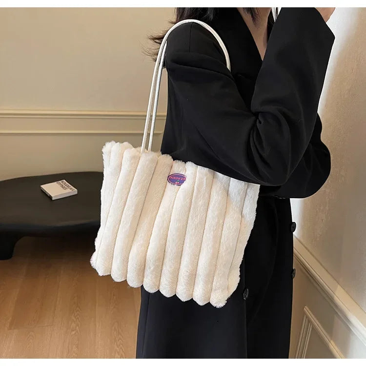 Tote bag a righe in peluche – borsa capiente e soffice per inverno 2025