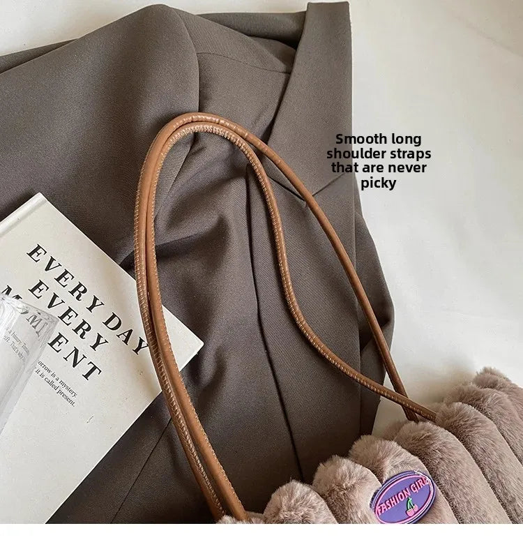 Tote bag a righe in peluche – borsa capiente e soffice per inverno 2025
