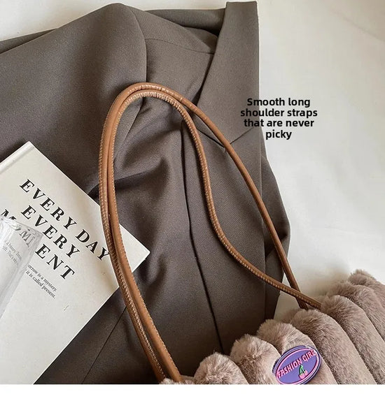 Tote bag a righe in peluche – borsa capiente e soffice per inverno 2025